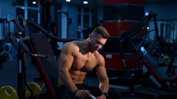 Atletisk Kropp Skjortlös Modellkille Poserar För Kameran Stark Muskulös Man — Stockvideo