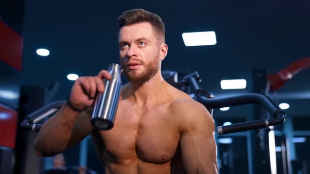 Mann Mit Perfektem Körper Trainiert Muskeln Sportgeräten Und Trinkt Wasser — Stockvideo