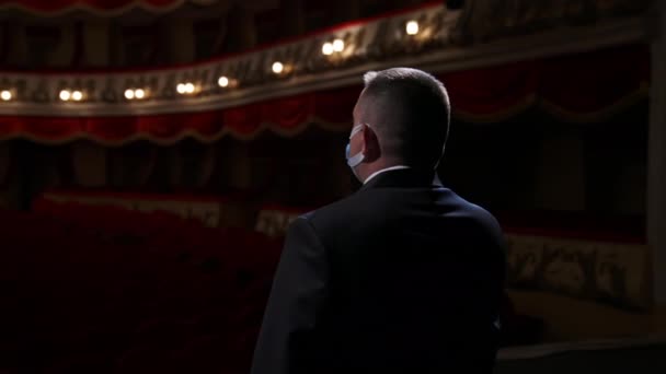 Aktor Teater Berbicara Atas Panggung Dalam Topeng Medis Penyiar Berjas — Stok Video