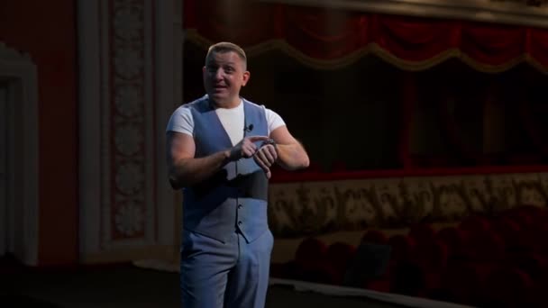 공연자는 무대에서 시계를 가리키고 극장에서 공연을 발표합니다 Covid 시즌의 — 비디오