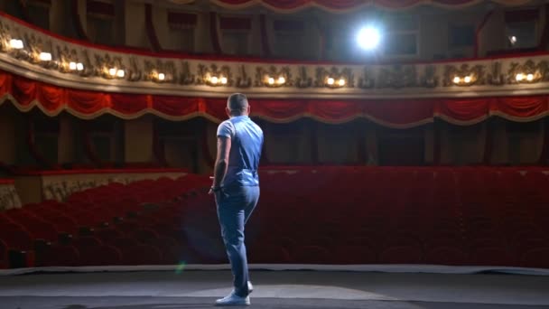 Actor Teatro Clásico Hombre Está Hablando Los Focos Durante Actuación — Vídeos de Stock