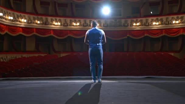 Άνθρωπος Μπροστά Από Την Άδεια Αίθουσα Θεάτρου Κόκκινες Βελούδινες Καρέκλες — Αρχείο Βίντεο