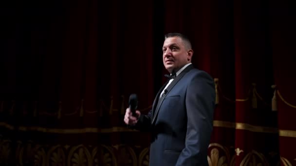 Mikrofonlu Oyuncu Konser Salonundaki Performansını Açıklıyor Tiyatro Perdeleri Arka Plan — Stok video