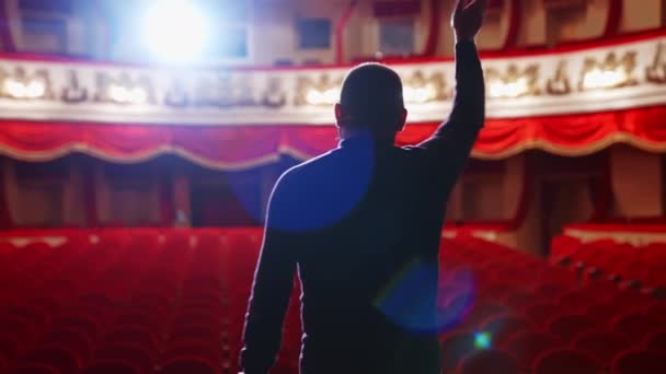 誰もいない劇場の講堂 空っぽのホールの前で舞台に立つ俳優 — ストック動画