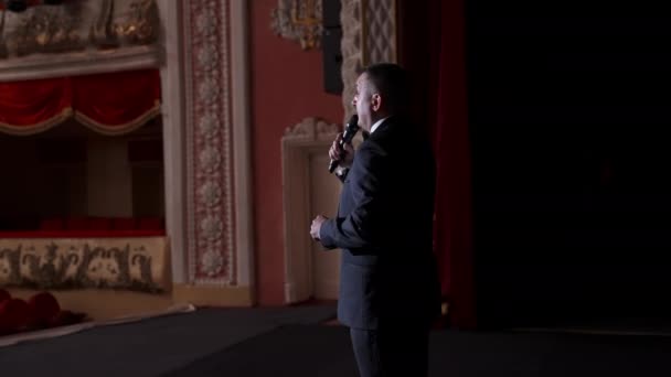 Παρουσιαστής Μικρόφωνο Μιλάει Άδειο Αμφιθέατρο Έννοια Της Καραντίνας Ακύρωση Των — Αρχείο Βίντεο