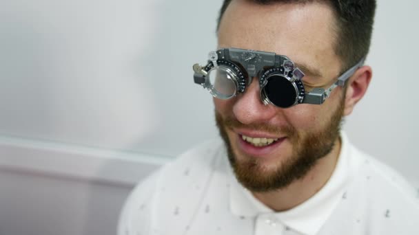 Улыбающийся Счастливый Мужчина Корректирующих Очках Проверяю Зрение Клинике Симпатичный Пациент — стоковое видео