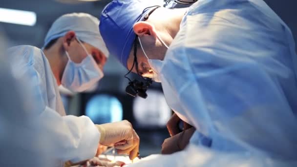 Neurochirurgen Mit Mundschutz Und Brille Operieren Patienten Mit Speziellen Instrumenten — Stockvideo