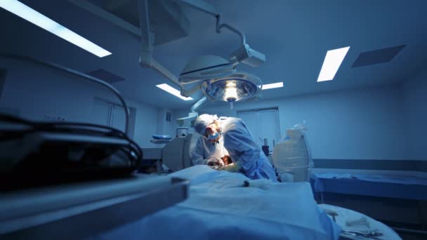 Teatr Operacyjny Nowoczesny Sprzęt Sali Operacyjnej Urządzenia Medyczne Operacji Neurochirurgicznych — Wideo stockowe