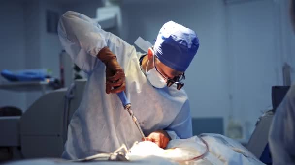 Cirujano Con Experiencia Neurocirugía Con Instrumentos Actualizados Las Manos Médico — Vídeo de stock