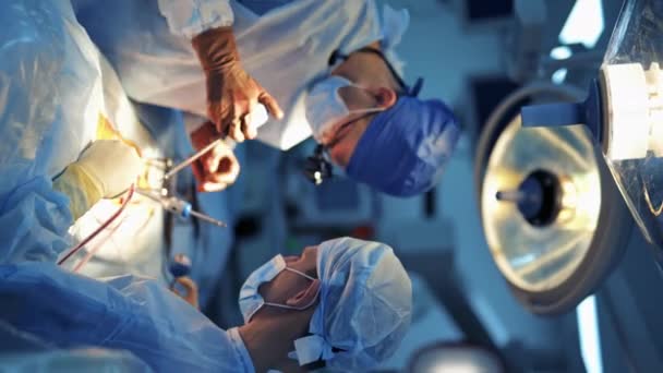Операція Сучасній Нейрохірургічній Клініці Двоє Лікарів Хірургічним Обладнанням Проводять Операцію — стокове відео