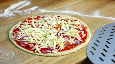 Peynirli, mantarlı, bakonlu ve domatesli yarı hazır pizza. Pizza fırında pişirilmeye hazır. Gıda video konsepti.