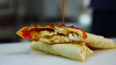 Lezzetli Pita rulosu, sebzeli ve kırmızı kıyılmış et. Restoranda hazırlanmış lezzetli fast food..