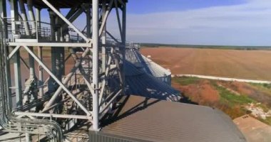 Çiftlik asansörü ve tahıl ambarı. Tahıl deposu ve diğer farklı tahıllar. Hava görünümü