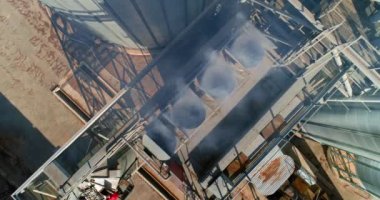 Endüstriyel metal hava veya endüstriyel bir fabrikanın çatısından çıkan duman klima boruları. Üst kattan tahıl asansörleri.