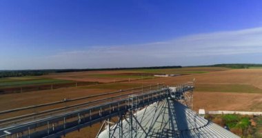 Hasat edilmiş tahıllı endüstriyel tarım asansörleri. Tahıl kooperatifi. Çatıdaki helikopterden görüntü.