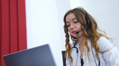 Hemşire doktor bir hastayla görüntülü görüşme yapıyor. Sıhhiye danışmanlık ve tavsiyelerde bulunuyor. Sanal webcam sohbet uygulaması. İş yerinde hoş bir fizikçi..