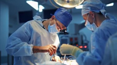 Tıbbi ekip, parlak modern cerrahi odasında cerrahi operasyon gerçekleştiriyor. Ameliyathane. Klinikte modern ekipman.