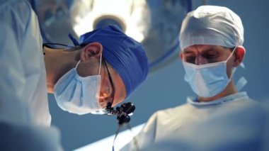 Uzmanlar hastanede modern teknoloji donanımı sağlıyor. Ameliyat sırasında monitörden bakan doktorlara bakıyorum. Hastanede ameliyat..