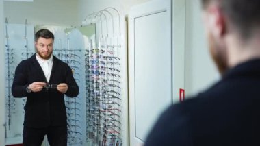 Modern giysili manken portresi güneş gözlüğü takıyor. Arka planda güneş gözlükleriyle dur.