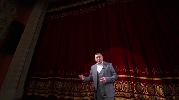 Mikrofonlu Oyuncu Konser Salonundaki Performansını Açıklıyor Tiyatro Perdeleri Arka Plan — Stok video