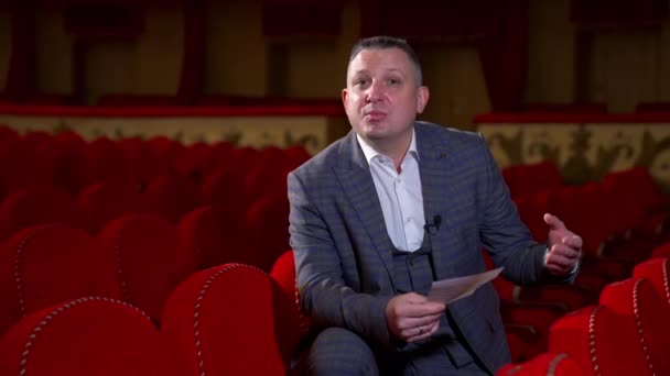 Darsteller Kündigt Künftige Theatersaison Schauspieler Sitzt Leeren Theater Auf Rotem — Stockvideo