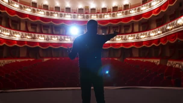 Uomo Fronte Teatro Vuoto Con Sedie Velluto Rosso Attore Piedi — Video Stock