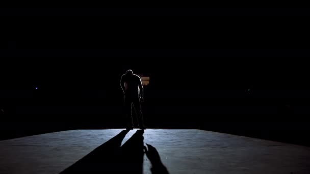 Schauspieler Auf Einer Bühne Dunkle Silhouette Eines Mannes Anzug Der — Stockvideo
