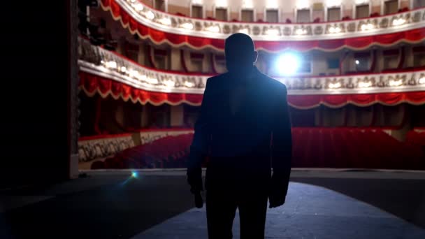 Acteur Het Klassieke Theaterpodium Man Spreekt Schijnwerpers Tijdens Voorstelling Achteraanzicht — Stockvideo