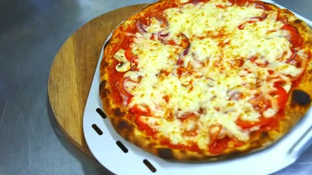 Горячая Вкусная Пицца Большим Количеством Сыра Бекона Помидоров Сверху Повар — стоковое видео