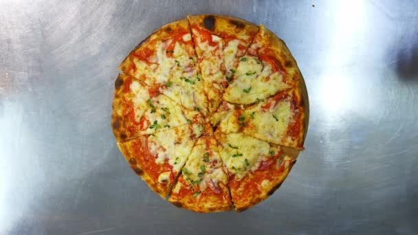 Świeżo Przygotowana Pizza Stole Stali Nierdzewnej Kuchni Kawiarni Apetyczna Gorąca — Wideo stockowe