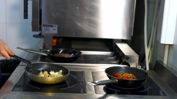 팬에서 맛있는 수없는 요리사가 버섯을 팬으로 바꿉니다 레스토랑 — 비디오