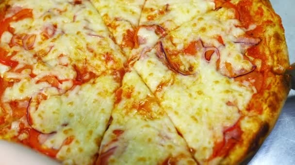 Pyszna Pizza Restauracji Właśnie Ugotowałem Pizzę Piekarnika Pokrojoną Nożem Pizzy — Wideo stockowe