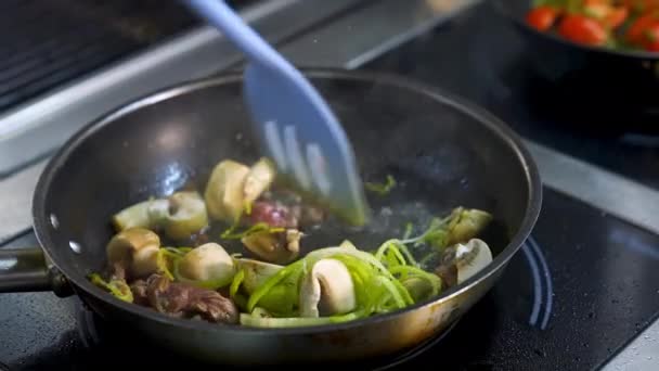 Funghi Fritti Con Verdure Una Padella Grande Chef Trasforma Ingredienti — Video Stock
