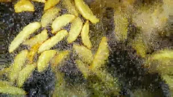Patatesler Kızgın Yağda Kızartılıyor Restoranda Kızarmış Patates Kızartması Patates Pişirme — Stok video