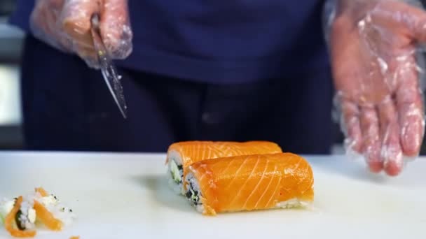 Szef Kuchni Kroi Sushi Ostrym Nożem Kawałki Proces Gotowania Sushi — Wideo stockowe