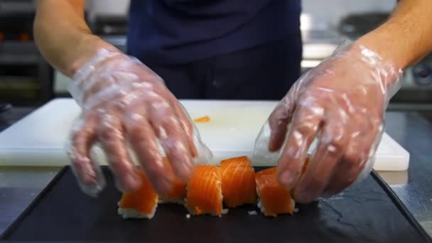 Σεφ Στο Εστιατόριο Ετοιμάζει Ρολά Σούσι Σολομό Ρύζι Και Αβοκάντο — Αρχείο Βίντεο