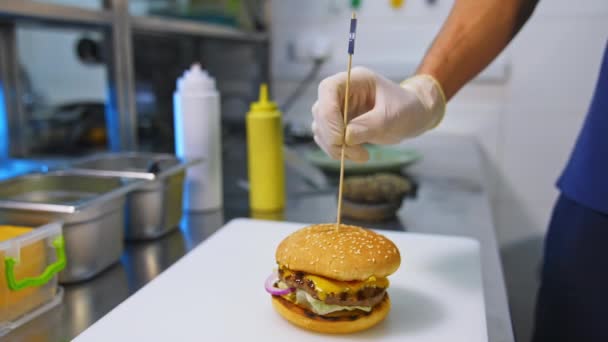 Fast Food Makroaufnahme Von Burgern Pommes Cola Aus Brötchen Schnitzeln — Stockvideo
