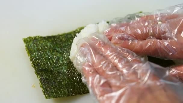 Szef Kuchni Rękawiczkach Gotuje Sushi Sushi Jest Zrobione Ryżu Wodorostów — Wideo stockowe