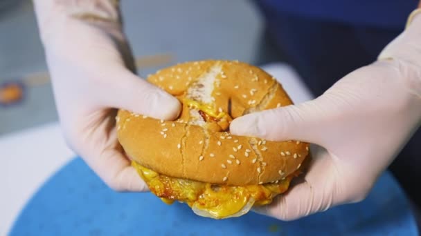Fast Food Macro Uitzicht Het Breken Van Hamburger Handen Witte — Stockvideo