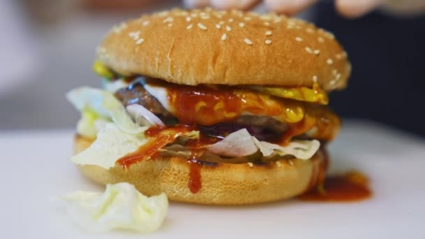 Niesamowite Smaczne Apetyczny Burger Różnych Świeżych Składników Bułek Koncepcja Fast — Wideo stockowe