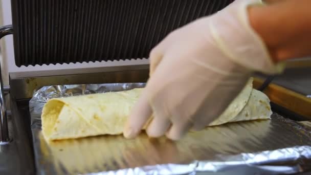 Šéfkuchař Dal Gril Shawarma Příprava Pouličního Jídla Kavárně Chutná Pita — Stock video