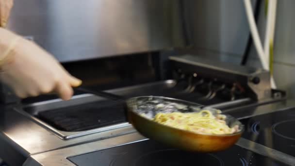Σπαγγέτι Μπέικον Βότανο Και Αυγό Στο Τηγάνι Σεφ Βάζει Καρμπονάρα — Αρχείο Βίντεο