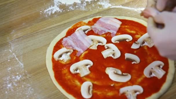 Poner Champiñones Bakon Masa Pizza Con Sopa Tomate Vídeo Comida — Vídeo de stock