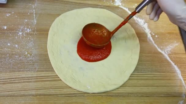 Chef Extendiendo Salsa Tomate Masa Pizza Con Cucharón Restaurante Pizza — Vídeos de Stock