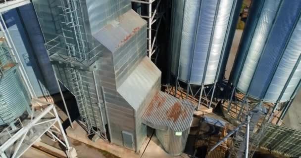 穀物倉庫 グラナリー 作物を貯蔵するための大型鋼塔 大型動物飼料工場 エアリアルビュー — ストック動画