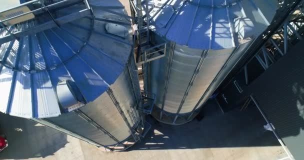 グレイン協同組合 緩い穀物を貯えるための大きいアルミニウム容器 エアリアルビュー — ストック動画