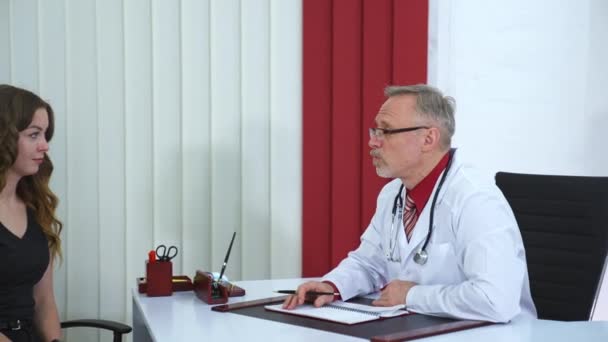 Güzel Bir Kadın Hasta Doktorla Görüşmeye Geldi Doktor Hasta Kadına — Stok video