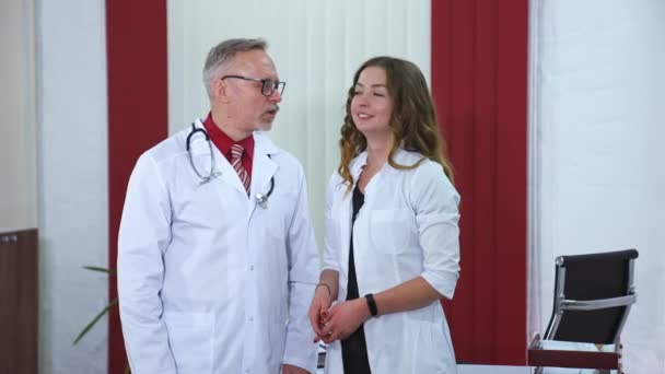 在医院里看到一名女性和一名男性保健专业人员穿着水肺的镜头 诊所的医护人员 — 图库视频影像