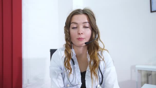 現代の診療所でラップトップを使用して美しい女性の医者 プロフェッショナルなフィジカル臓器の作業問題 — ストック動画