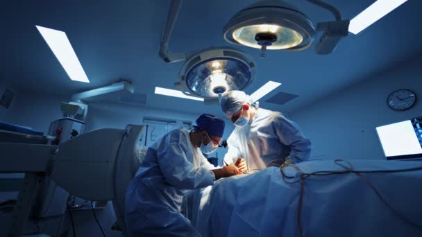 Grupa Lekarzy Sali Operacyjnej Specjaliści Niebieskich Maskach Mundurach Wykonują Operację — Wideo stockowe